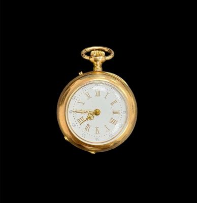 une vieille montre de poche en or avec des chiffres romains sur le cadran
