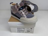 une boîte sur laquelle est posée une paire de chaussures de bébé