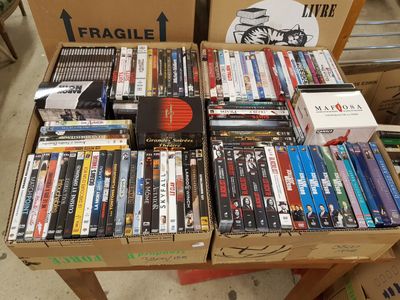 de nombreux DVD empilés les uns sur les autres sur une table