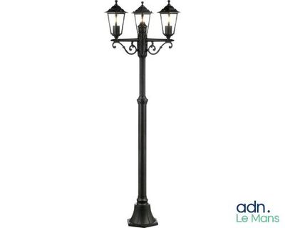 un lampadaire noir surmonté de trois lampes