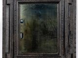 un miroir accroché au mur de la pièce