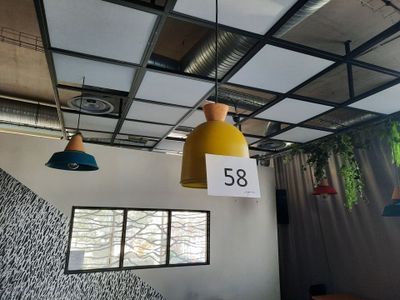 trois lampes suspendues au plafond dans une pièce