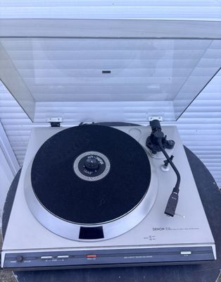 un tourne-disque posé sur une table