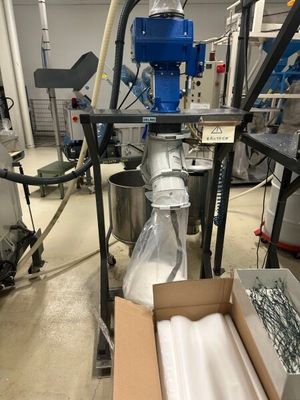 une machine qui est en train de travailler sur quelque chose dans une usine