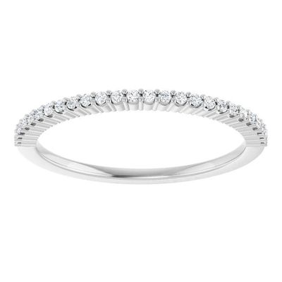 une alliance en or blanc sertie de diamants ronds taille brillant