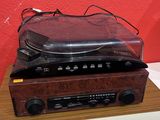 une radio posée sur une table en bois