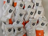 six paires de chaussettes blanches ornées de logos noirs et orange