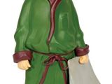 figurine représentant un homme vêtu d'une robe verte, coiffé d'un chapeau noir et tenant un papier