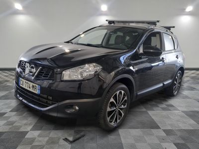 La Nissan QXV noire est garée sur un sol à damier.