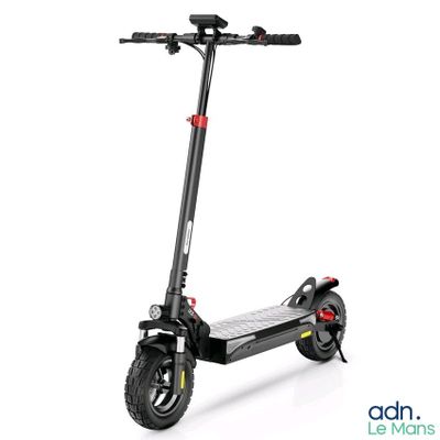 une image d'un scooter noir sur fond blanc