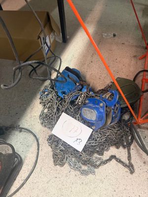 un tas de chaînes et une paire de chaussures par terre