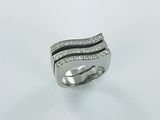 gros plan d'une bague avec des diamants sur une surface blanche