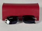 une paire de lunettes de soleil posée sur un étui rouge