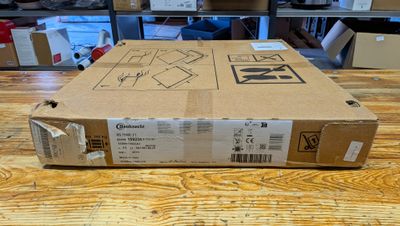 une boîte posée sur une table dans une pièce