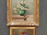 Deux tableaux représentant des fleurs sont accrochés l'un à côté de l'autre sur un mur.