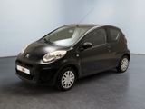 la photo d'une petite voiture noire garée dans une pièce