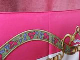 un gros plan sur un sac rose orné d'une couronne dorée
