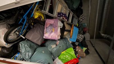 de nombreux sacs de bagages à l'arrière d'un camion