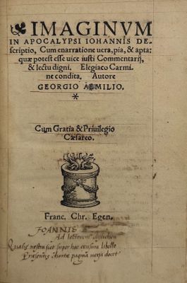 un vieux livre sur lequel est posé un chapeau