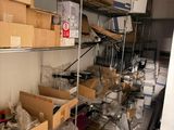 beaucoup de boîtes et de cartons sur les étagères de la pièce