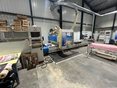 une grosse machine qui se trouve au milieu d'une pièce