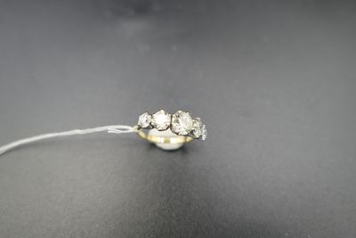 gros plan d'une bague en diamant sur une surface noire