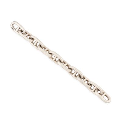 gros plan d'un bracelet en argent sur fond blanc