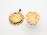 deux pendentifs en forme de pièces d'or sur fond blanc