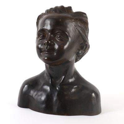 buste en bronze représentant une femme aux cheveux courts sur fond blanc
