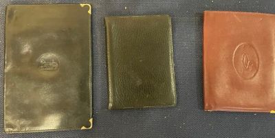 trois types différents de portefeuilles en cuir posés sur une table