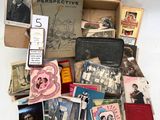 une pile de vieux livres et d'autres objets posés sur la table