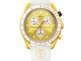 La montre est jaune et blanche et possède un bracelet blanc.