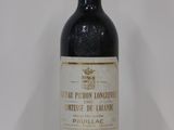 une bouteille de vin posée sur une table