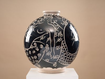 LONGWY "Harem" Vase boule coloniale en faïence émaillée noir…