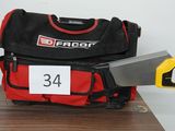 un sac contenant une scie et une trousse à outils, posé sur une table