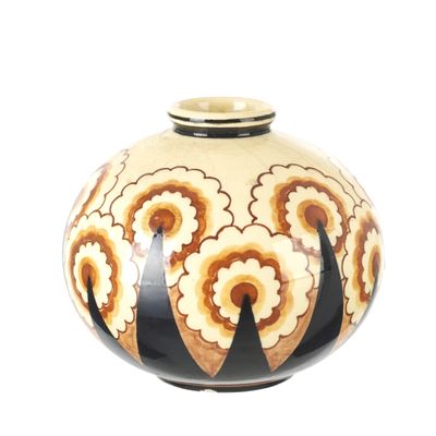un vase orné d'un motif floral sur fond blanc
