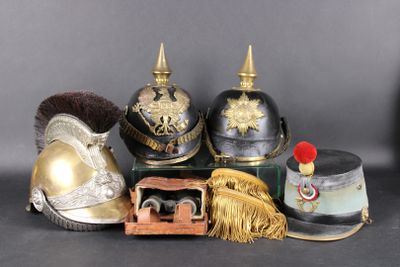 de nombreux types de casques et de chapeaux posés sur une table