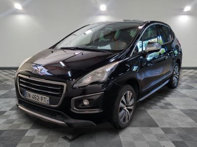 la photo d'une petite voiture noire garée dans un garage