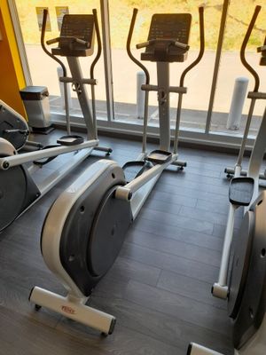 de nombreux vélos d'appartement dans une salle de sport