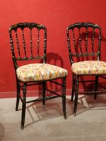 Deux paires de chaises en bois noirci. (photo 4)