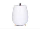 un humidificateur blanc posé sur un socle en bois