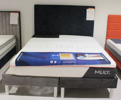 deux matelas exposés dans un magasin