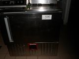 une photo d'une machine à glaces professionnelle dans une cuisine