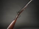 un fusil au canon en bois sur fond noir