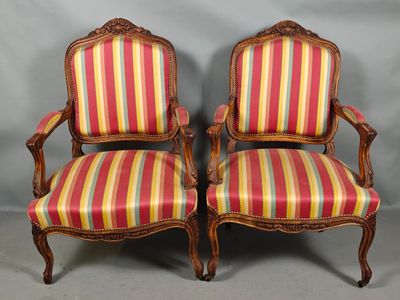 une paire de chaises anciennes avec des coussins rembourrés à rayures