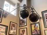 deux lampes suspendues au plafond d'un restaurant