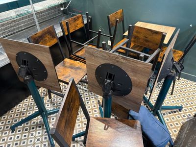 de nombreuses chaises en bois disposées dans une pièce