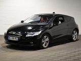 la photo d'une voiture noire garée dans un garage