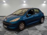 la photo d'une voiture bleue garée dans un garage