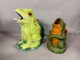 paire de figurines de grenouilles en céramique, de couleur verte et orange
